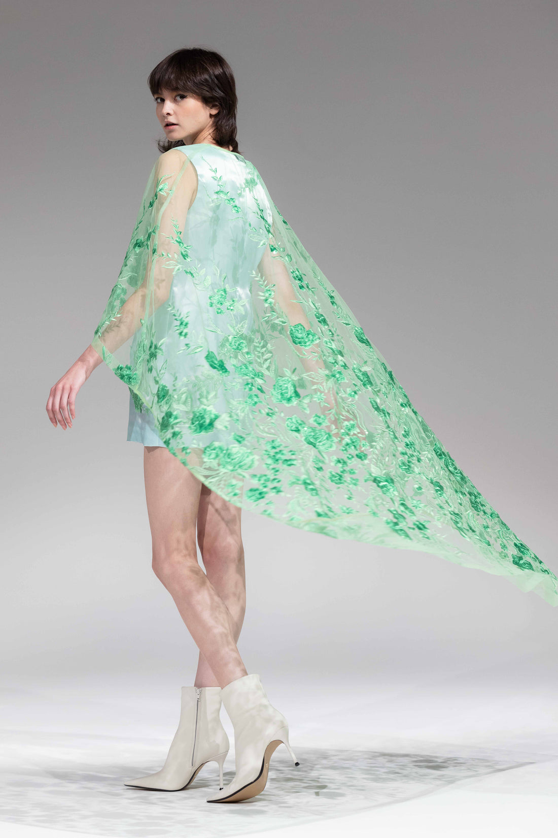 CHIE IMAI Floral Lace Long Cape - Green