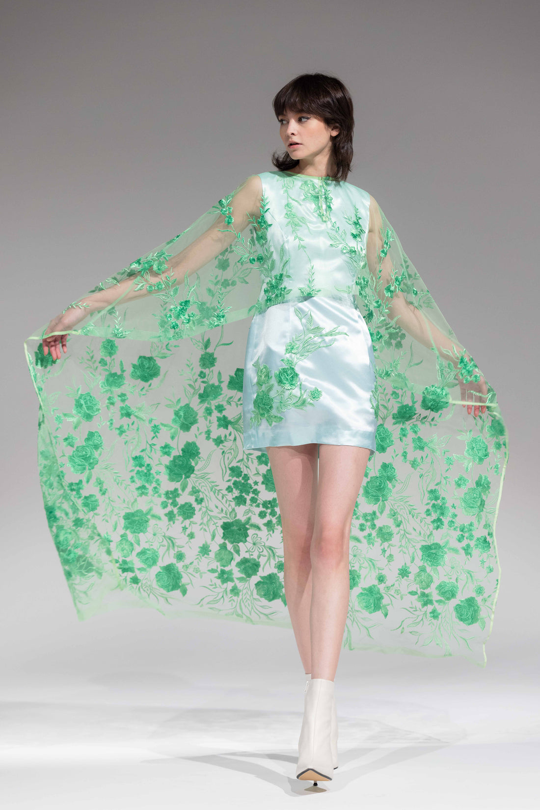 CHIE IMAI Floral Lace Long Cape - Green